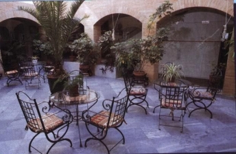 Cordoba: patio hotel